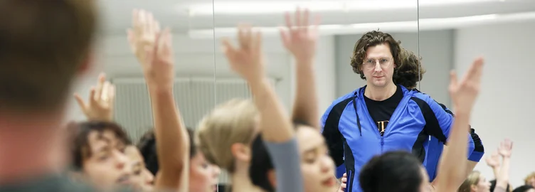 Ballettdirektor Rémy Fichet bei einer Probe zu »Scholz-Symphonien«