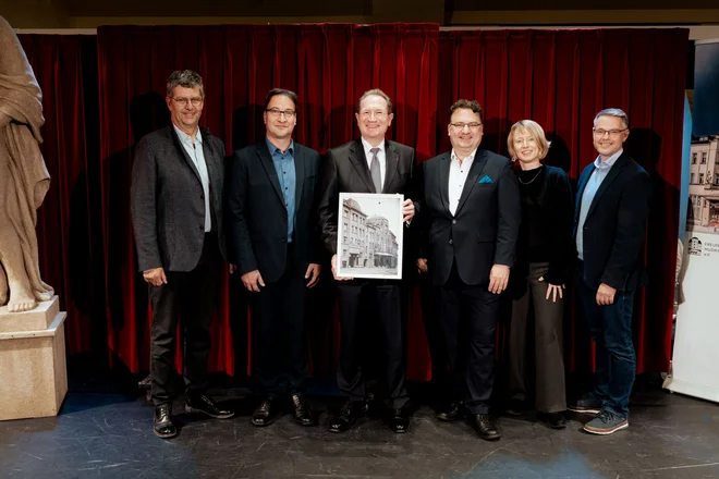 Vlnr: Jens Geßner (Vorsitzender Freunde und Förderer der Musikalischen Komödie e. V.), Hendrik Reichardt (Historiker des Fördervereins und Musiker im Orchester der Musikalischen Komödie), Dr. Harald Langenfeld (Vorstandsvorsitzender Sparkasse Leipzig), Tobias Wolff (Intendant Oper Leipzig), Lydia Schubert (Verwaltungsdirektorin Oper Leipzig), Torsten Rose (Direktor der Musikalischen Komödie)