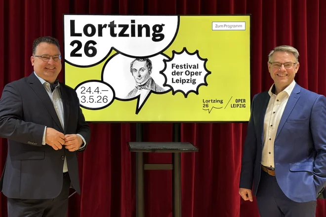 Tobias Wolff, Intendant der Oper Leipzig (li), zusammen mit Torsten Rose, Direktor der Musikalischen Komödie - Startschuss zum Vorverkauf